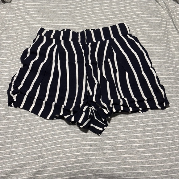 Wide-cut Shorts Navy Blue/White Striped H & M Size 6 - Picture 3 of 4